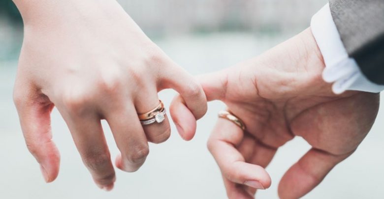 Evlilik Yüzüğü Hangi Parmağa Takılır